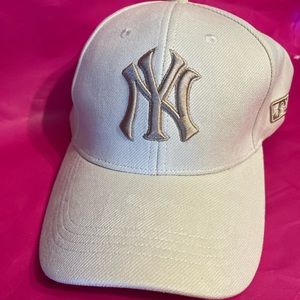 Women’s New York Yankees MLB hat - NEW!